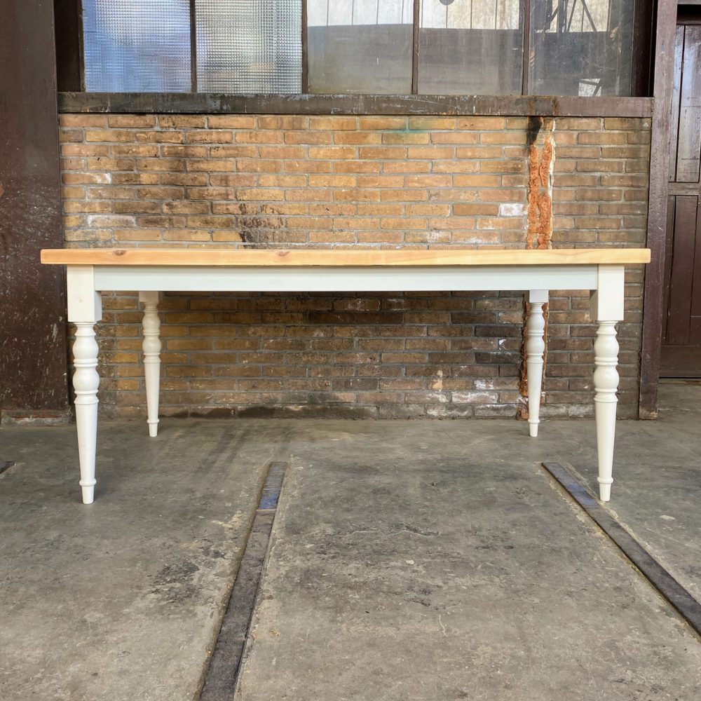Witte houten eettafel