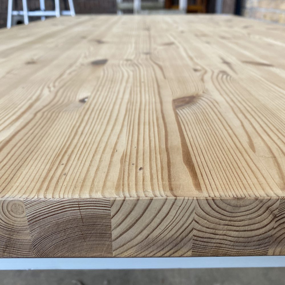 Witte houten eettafel