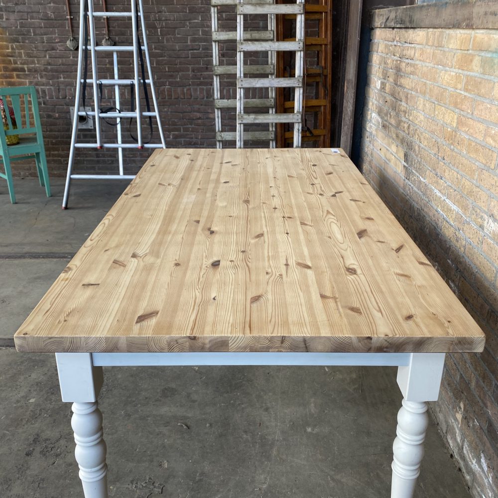 Witte houten eettafel