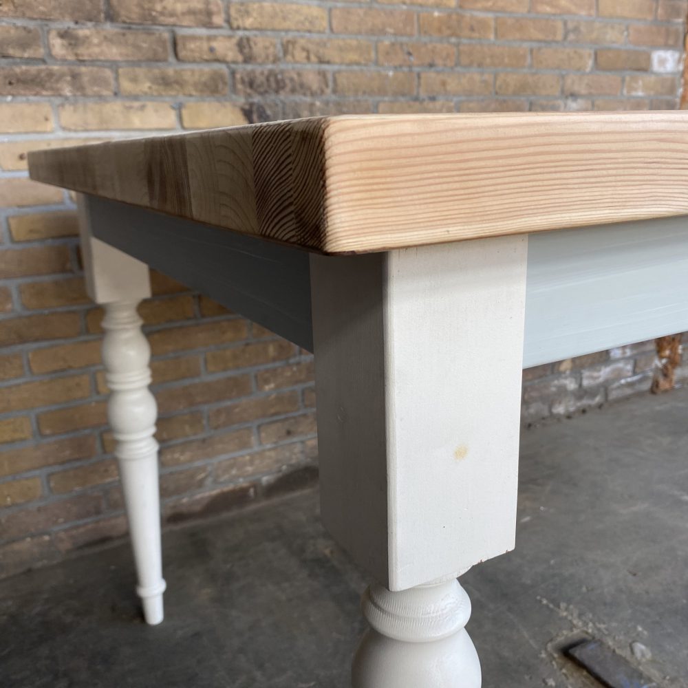 Witte houten eettafel