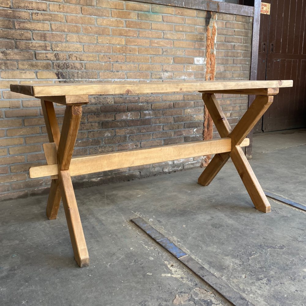 Houten kruispoottafel