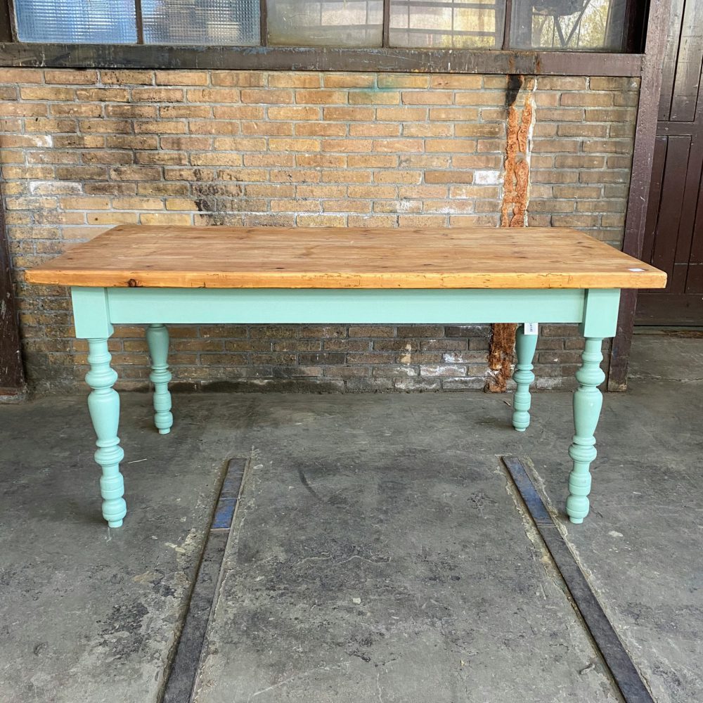 Mint-blauwe eettafel