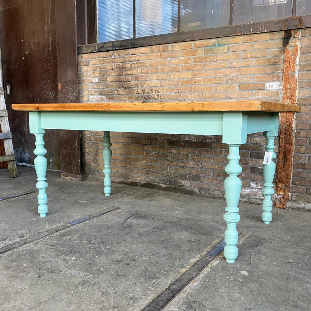 Mint-blauwe eettafel