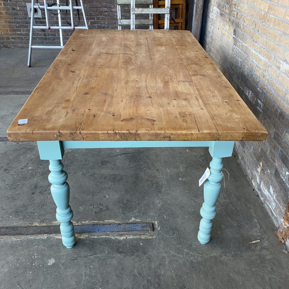 Mint-blauwe eettafel