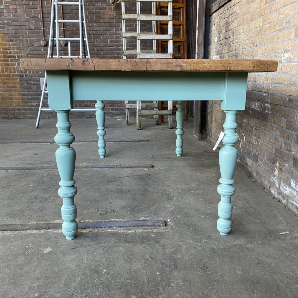 Mint-blauwe eettafel