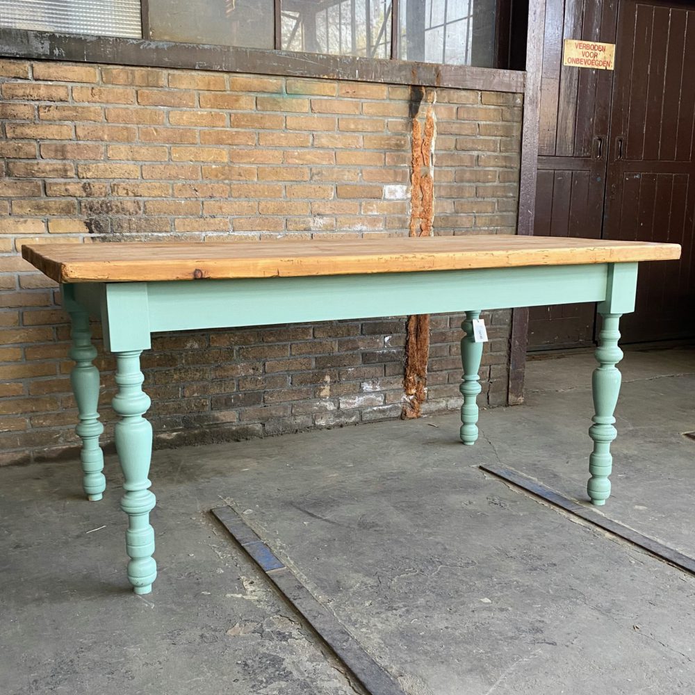 Mint-blauwe eettafel