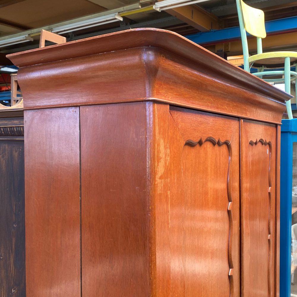 Houten kledingkast