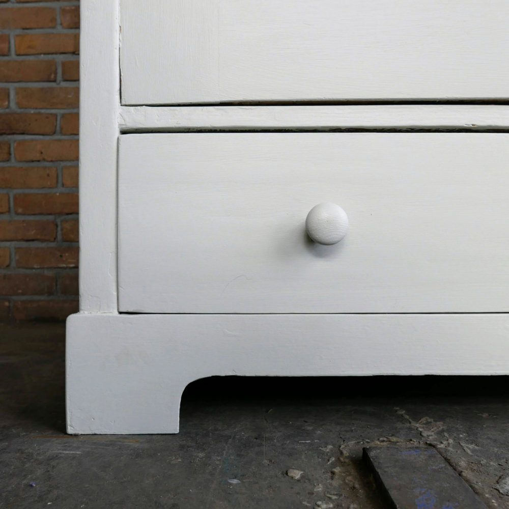 Witte vitrinekast