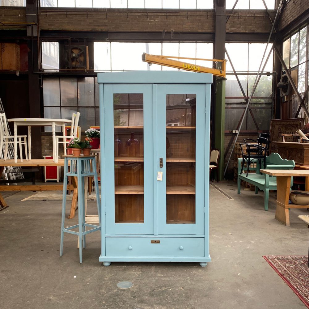 Blauwe houten vitrinekast
