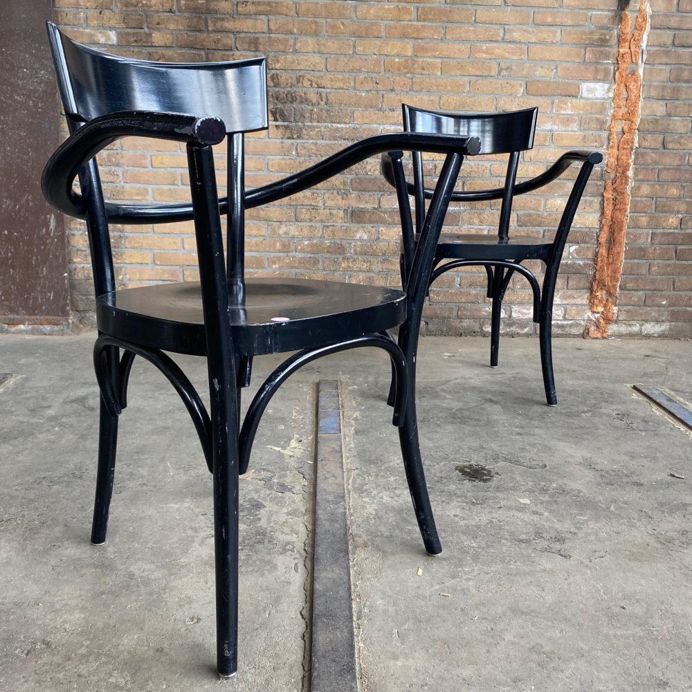 Zwarte houten stoel