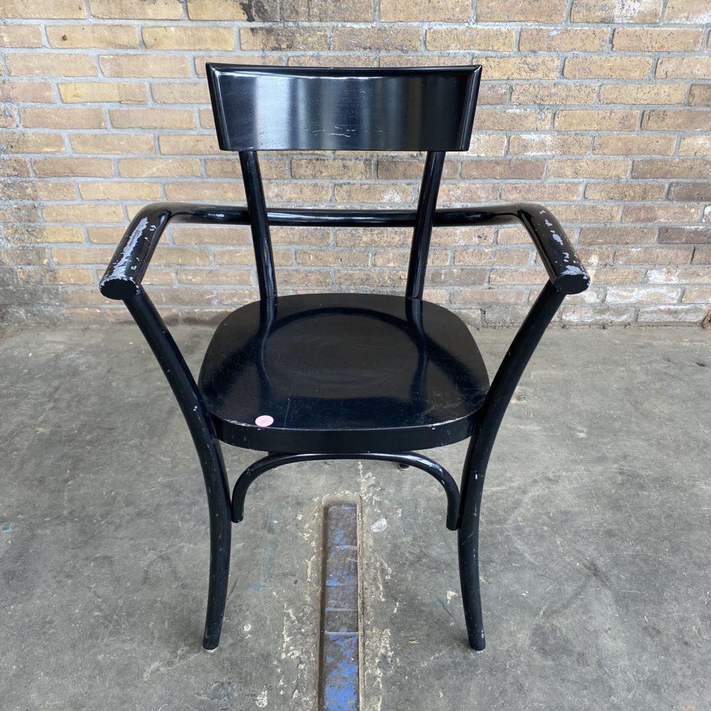 Zwarte houten stoel