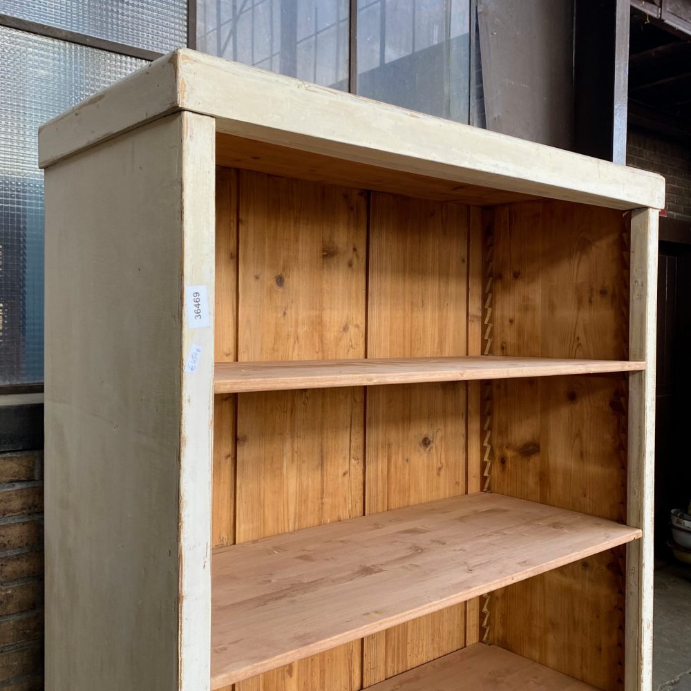 Witte houten open boekenkast