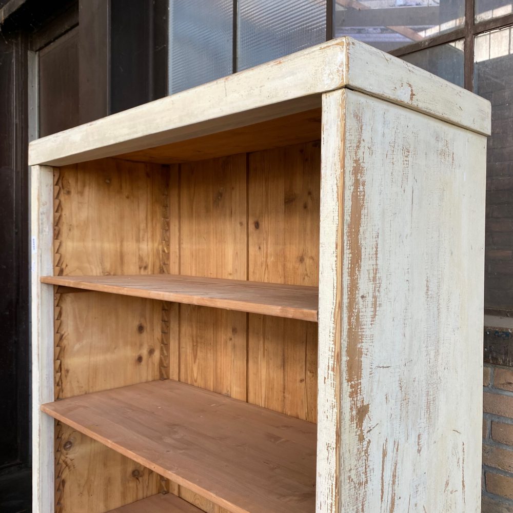 Witte houten open boekenkast