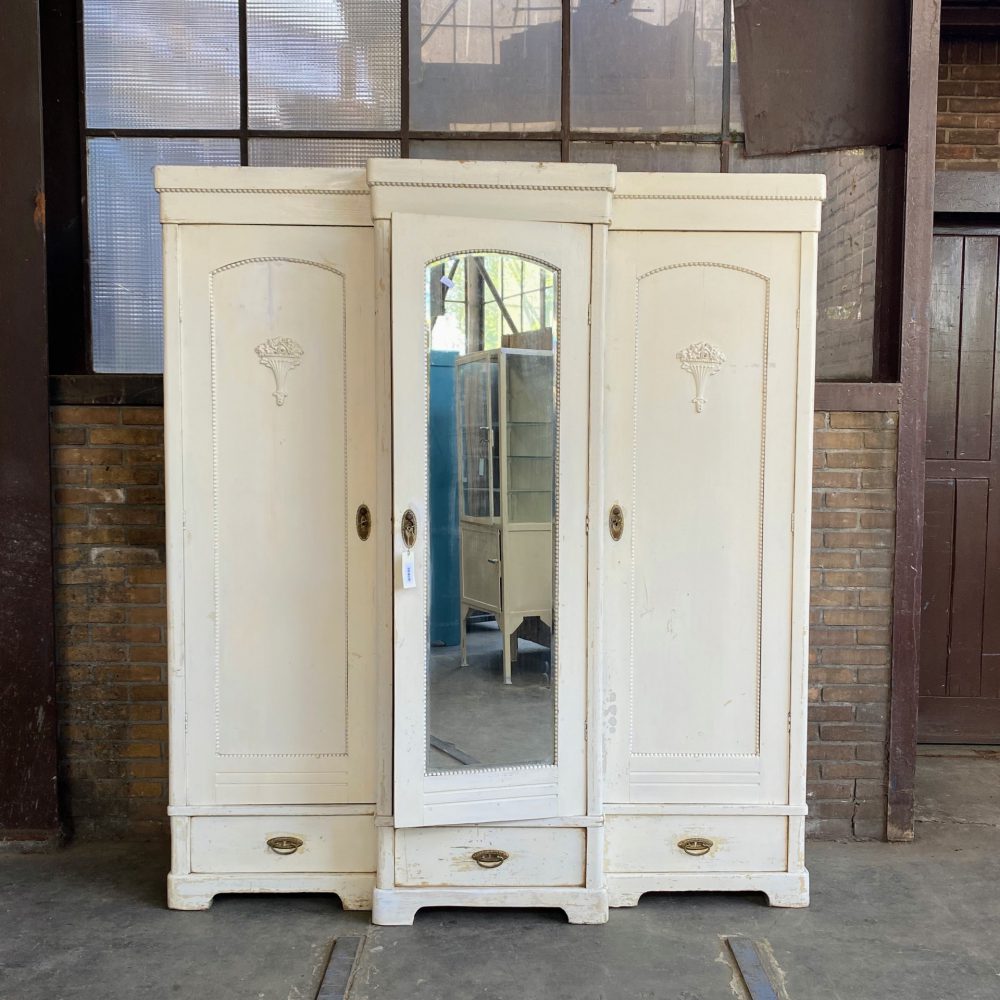 Witte drie deurs linnenkast spiegelkast