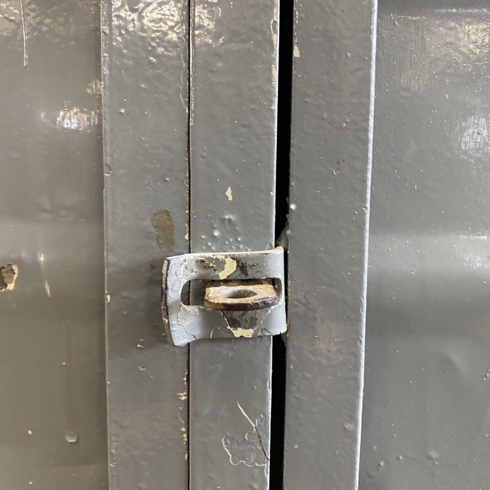 Grijze metalen lockerkast
