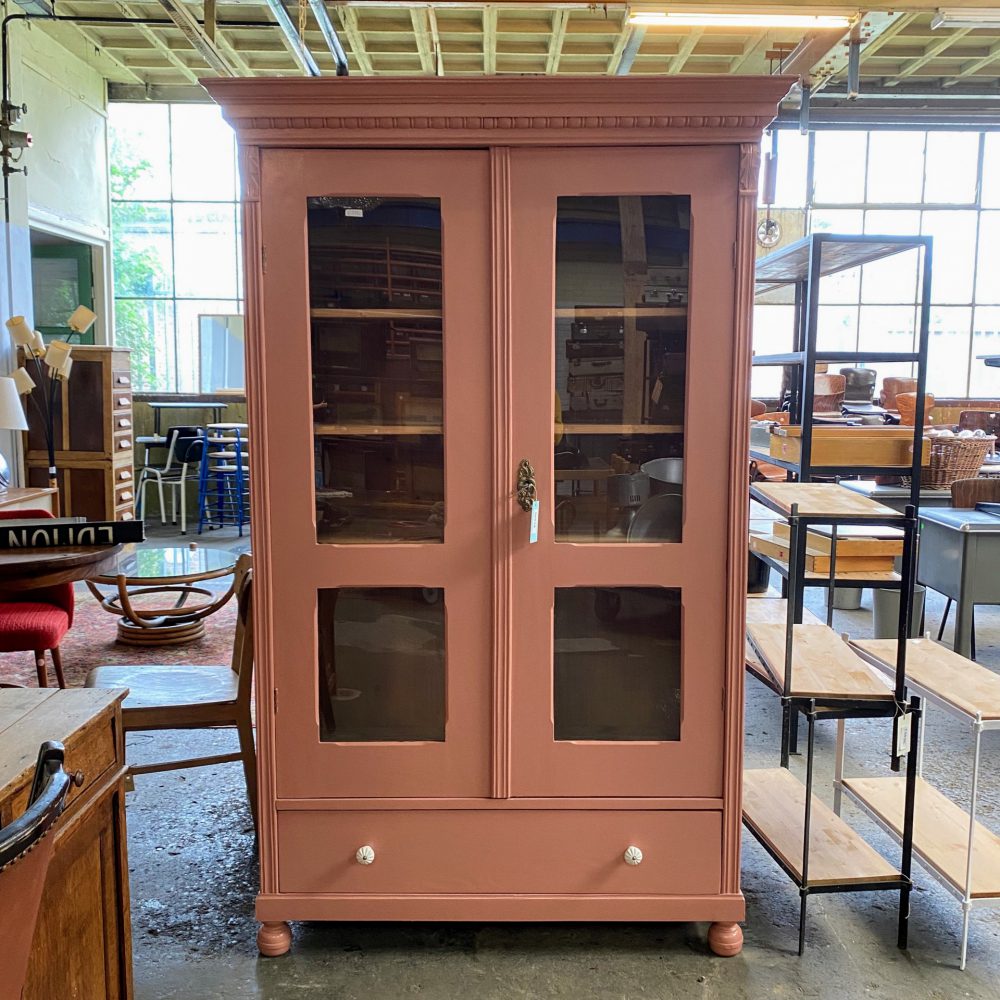 Oud roze houten vitrinekast