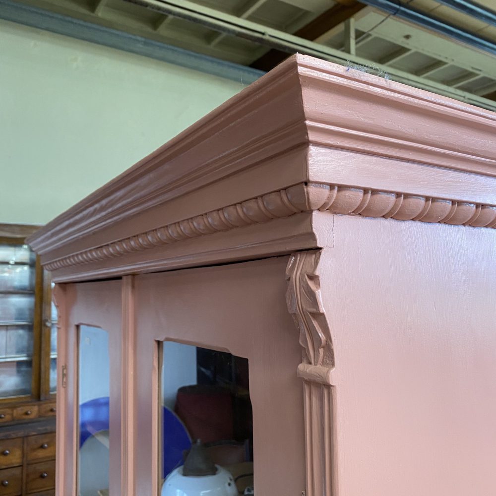 Oud roze houten vitrinekast