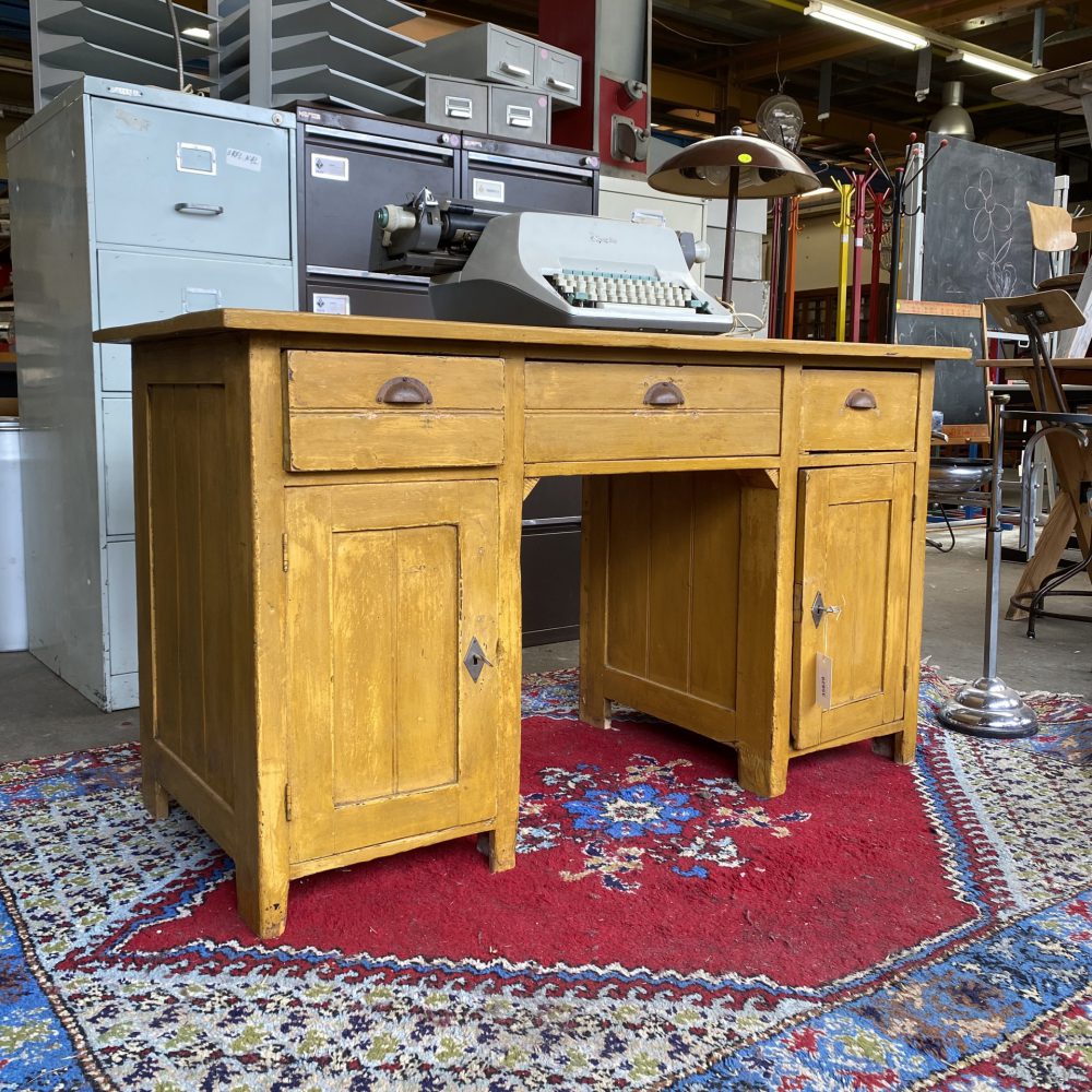 Geel houten bureau