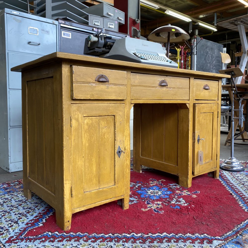 Geel houten bureau