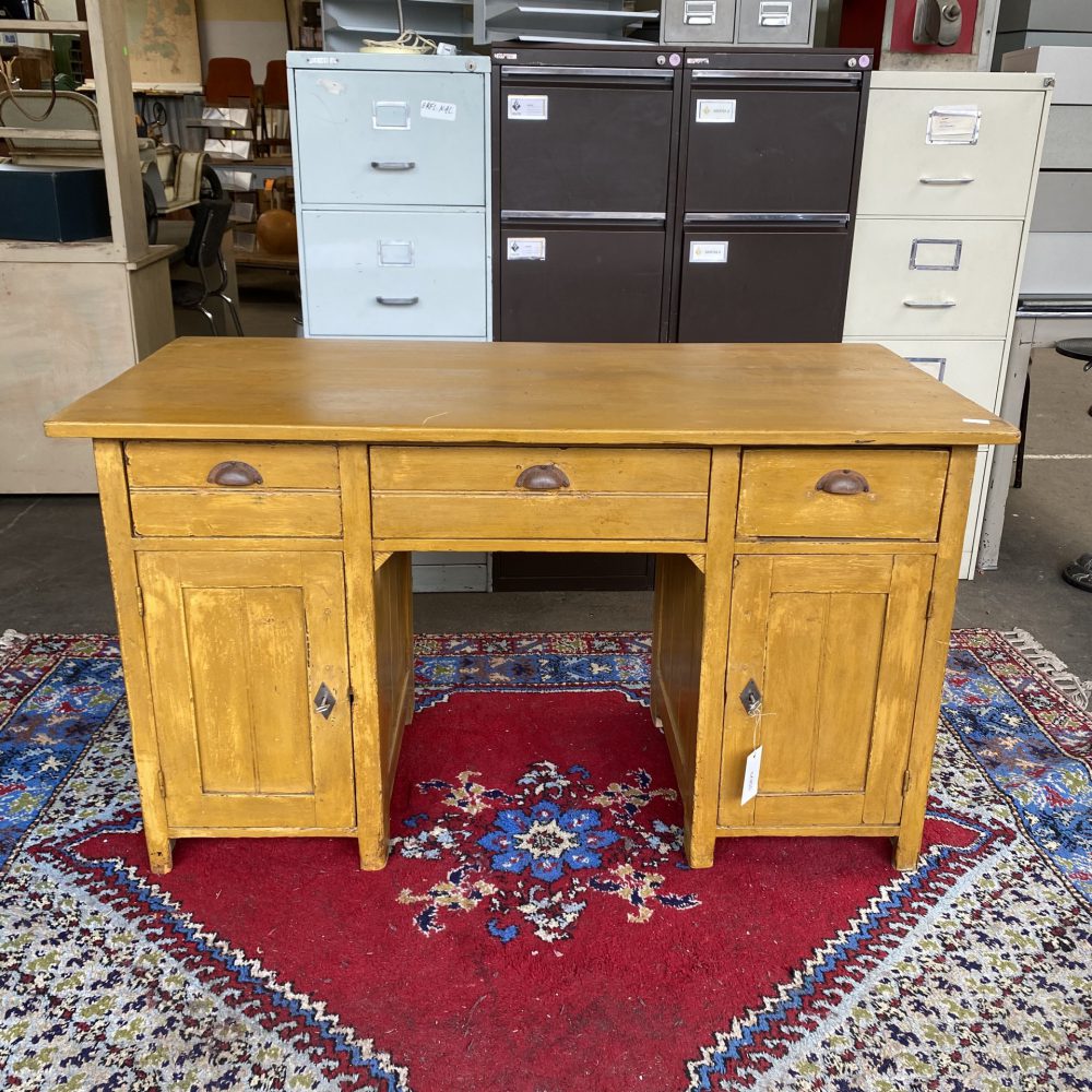 Geel houten bureau