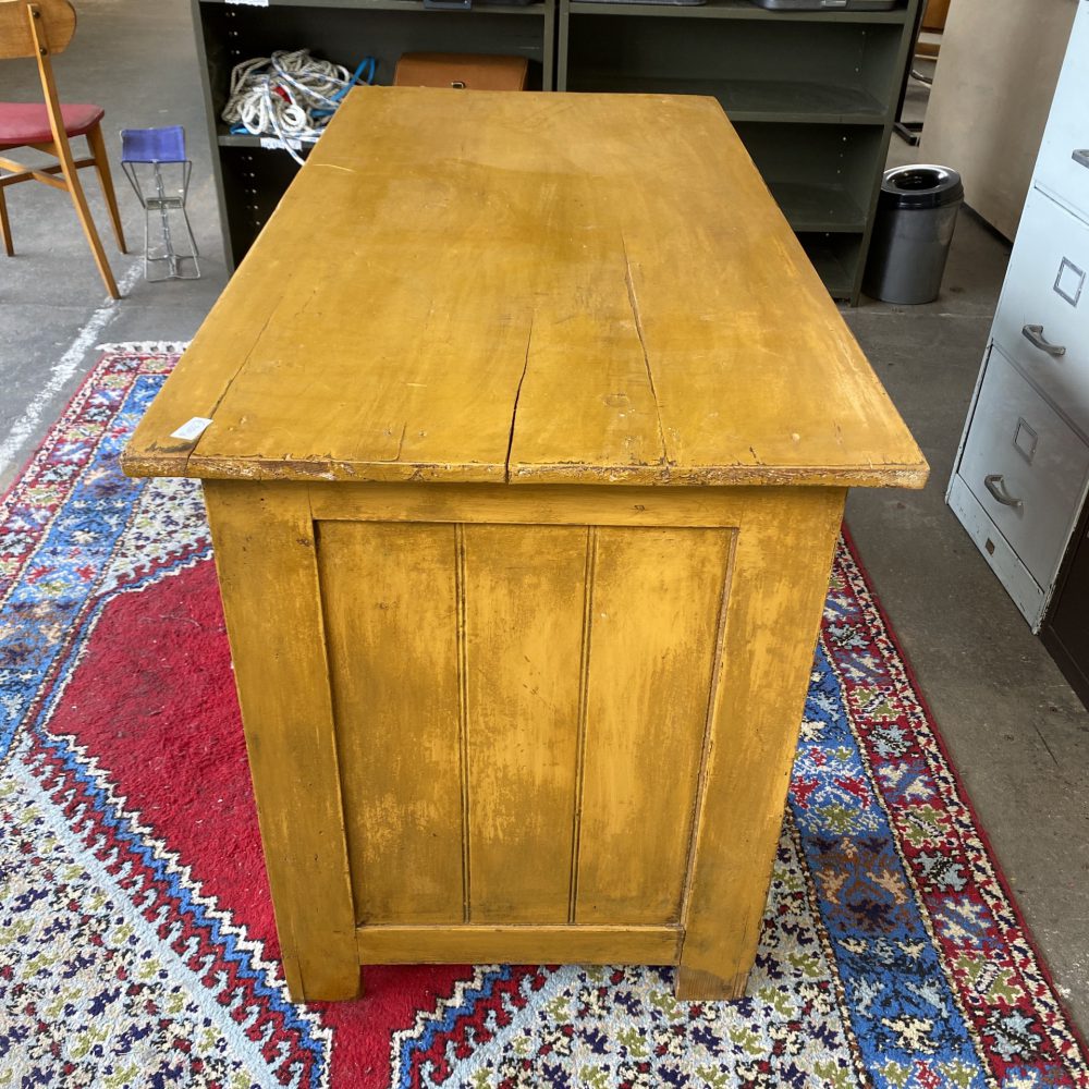 Geel houten bureau