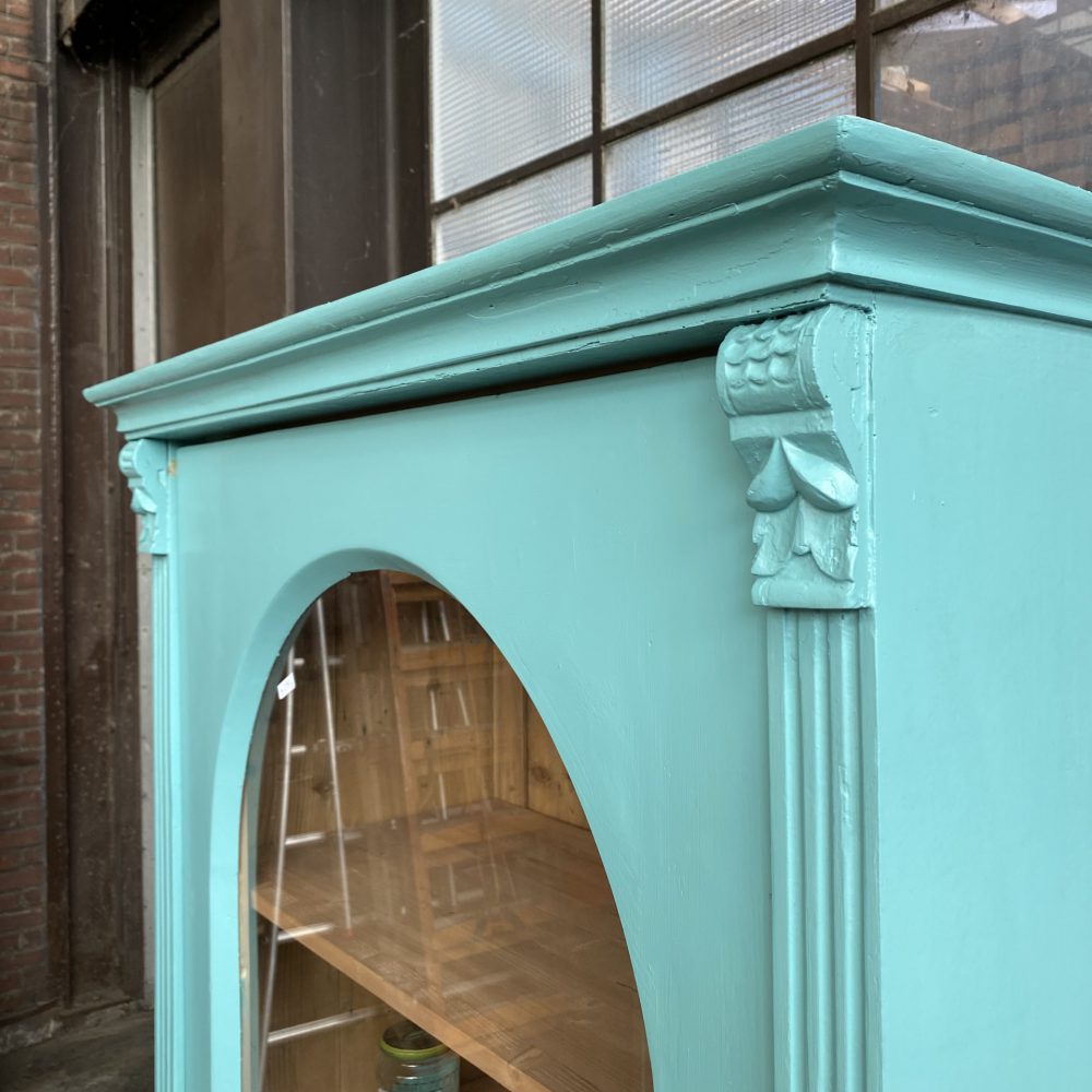 Turquoise vitrinekast