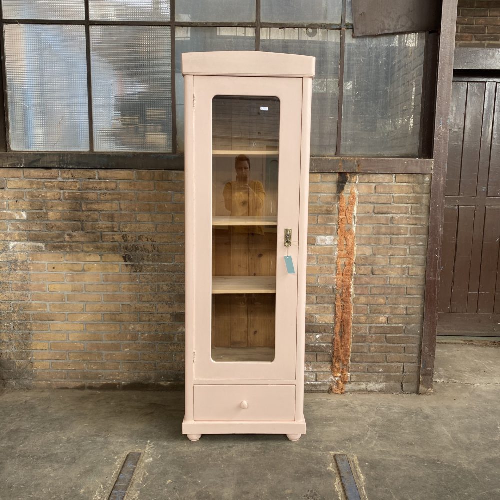 Roze vitrinekast