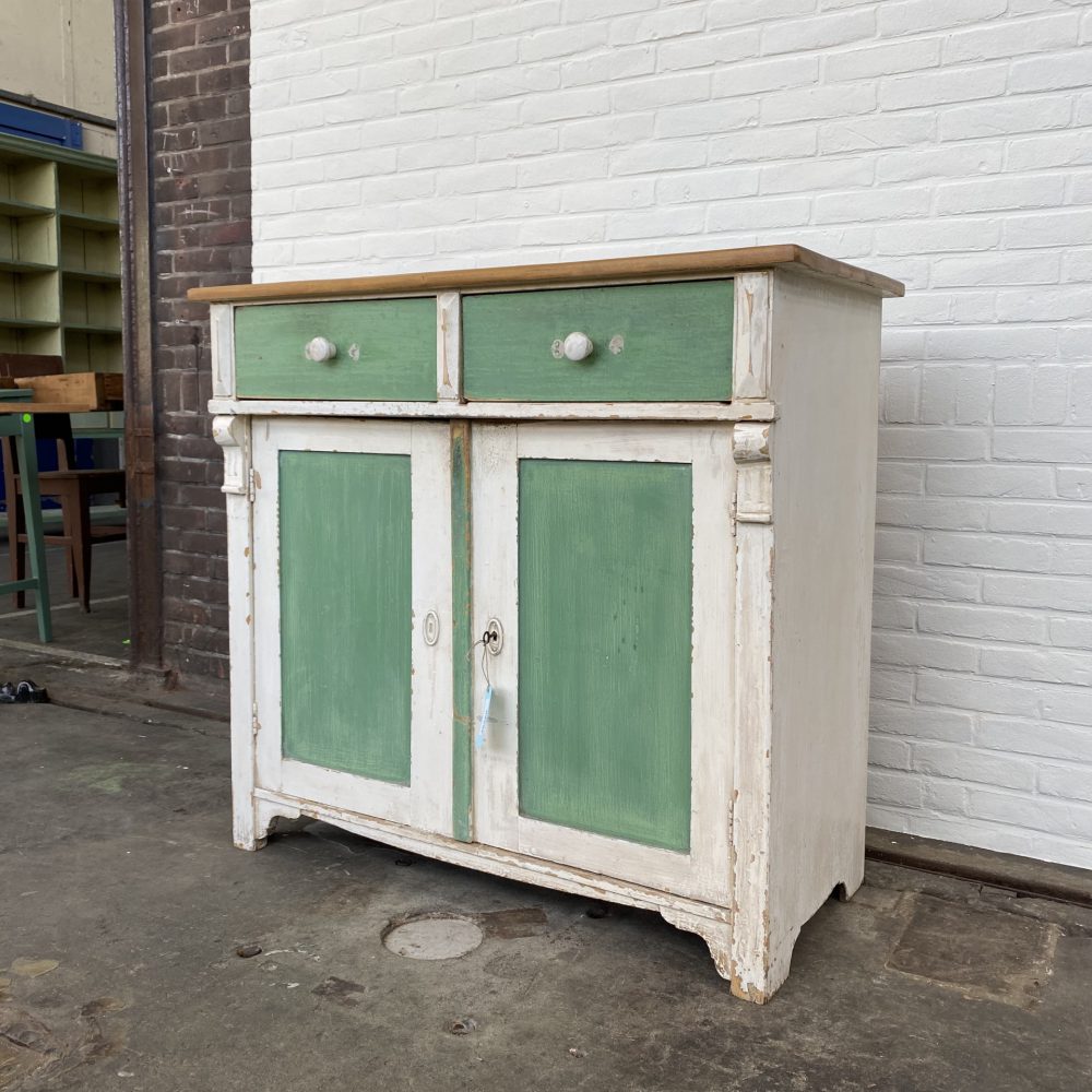 Groen-witte commode