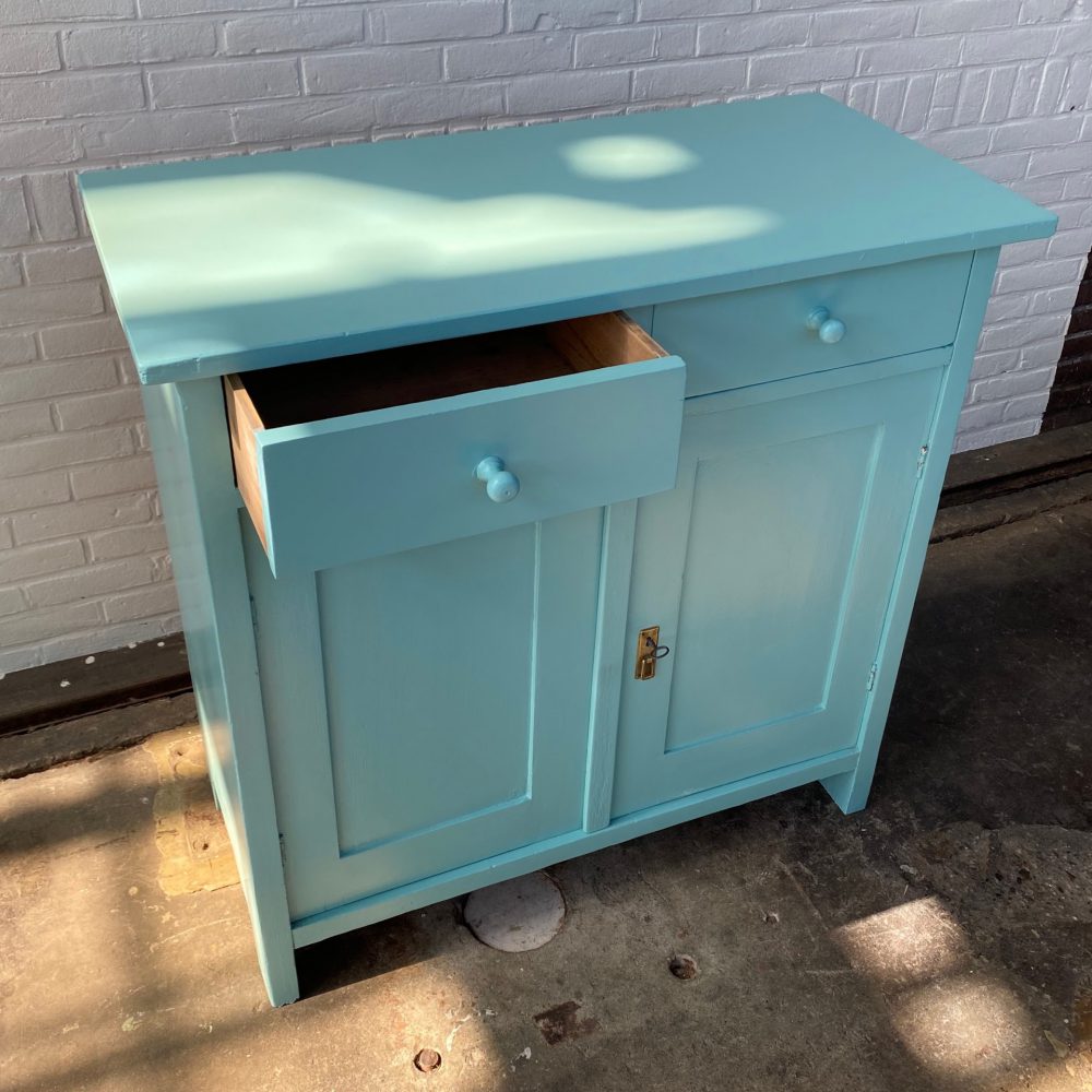 Mint-blauwe commode