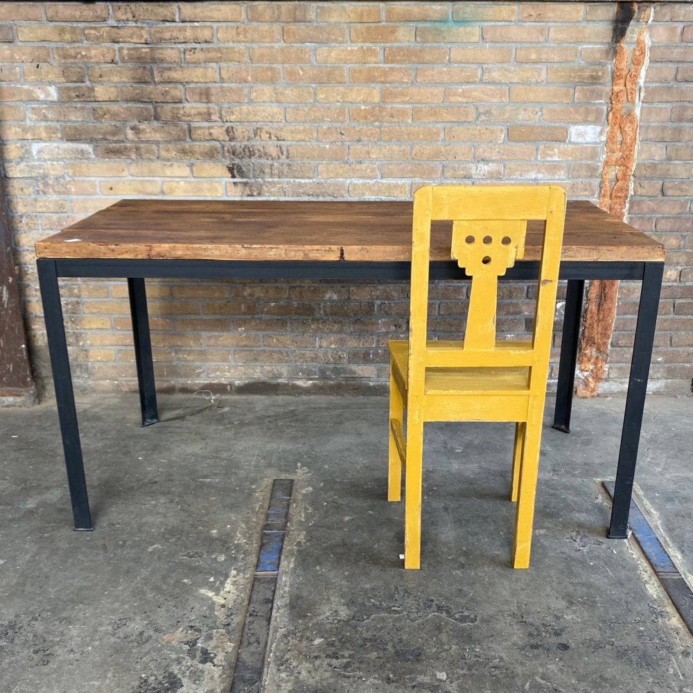 Industriële tafel met oud tafelblad