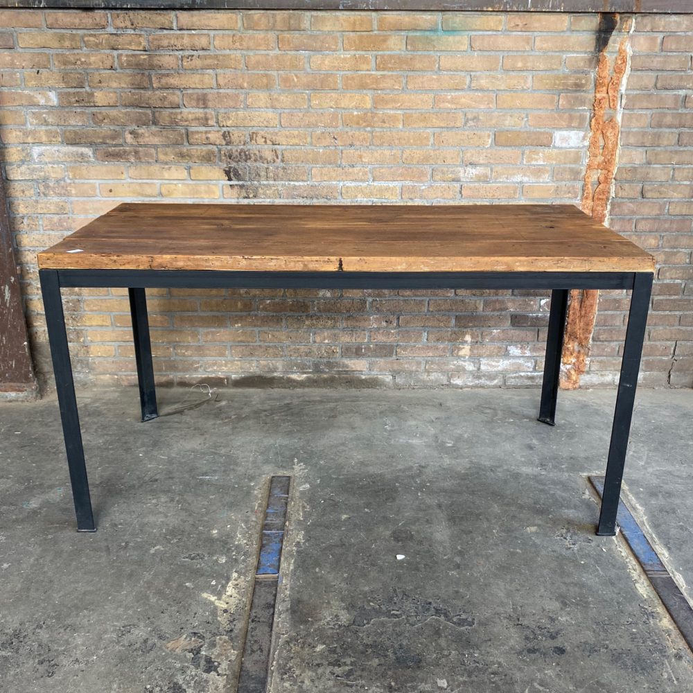 Industriële tafel met oud tafelblad