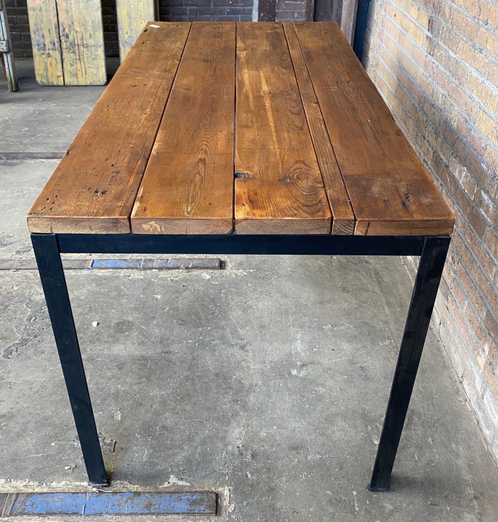 Industriële tafel met oud tafelblad