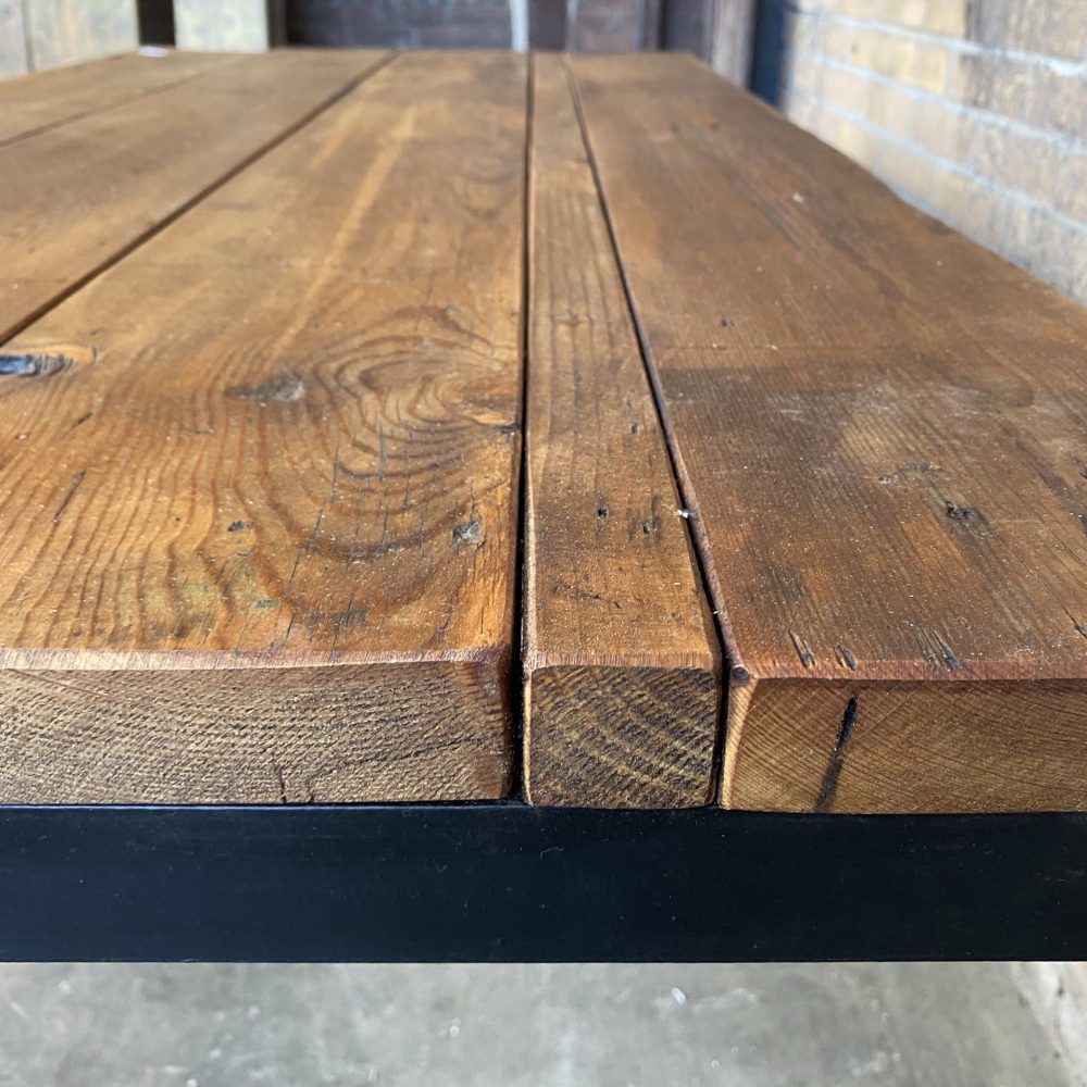 Industriële tafel met oud tafelblad