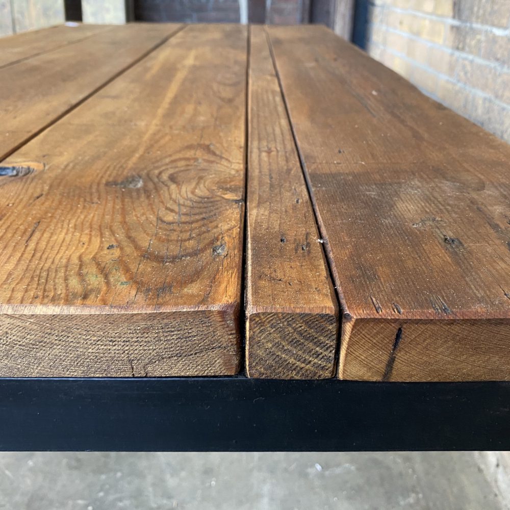 Industriële tafel met oud tafelblad