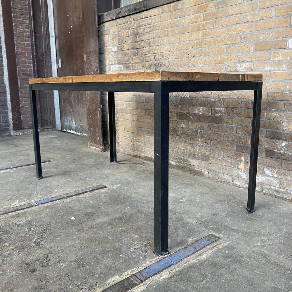 Industriële tafel met oud tafelblad