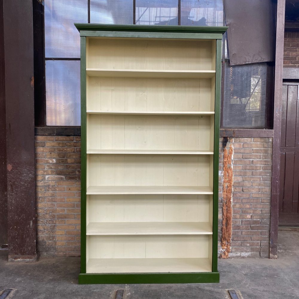 Groene houten boekenkast