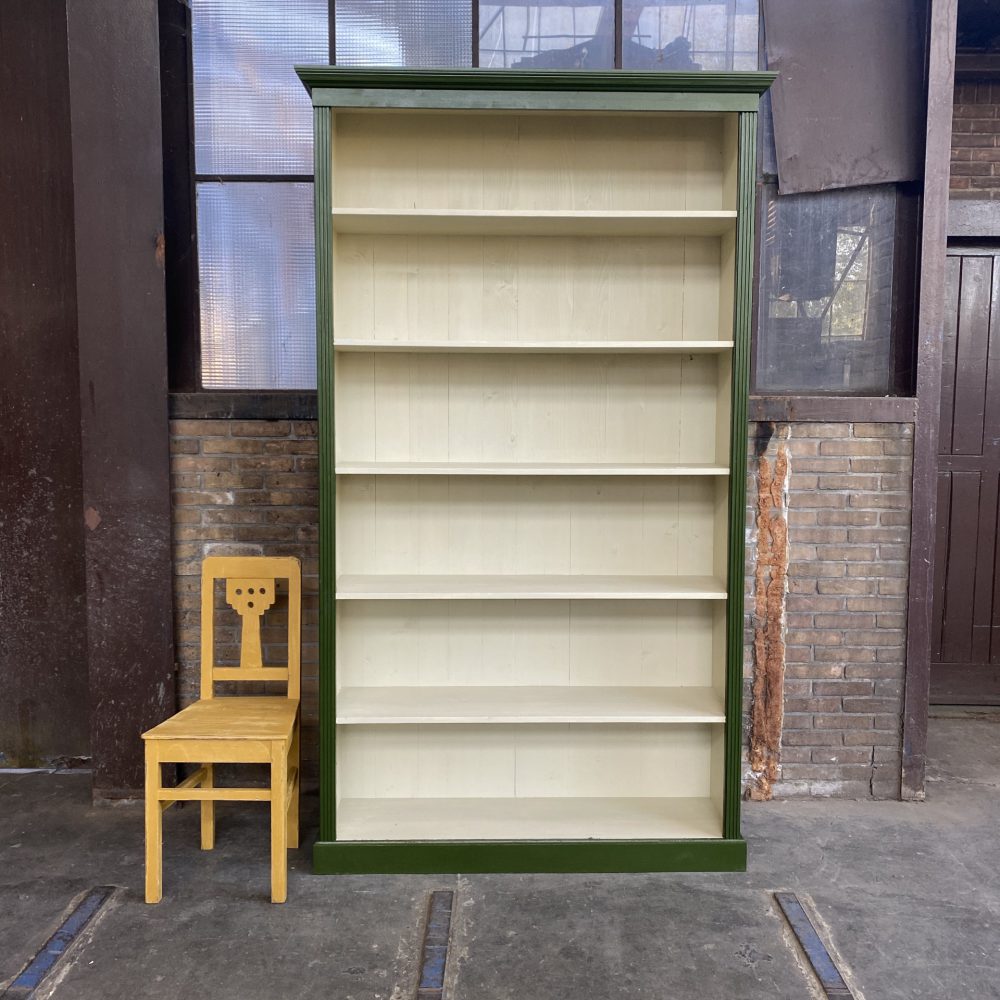 Groene houten boekenkast