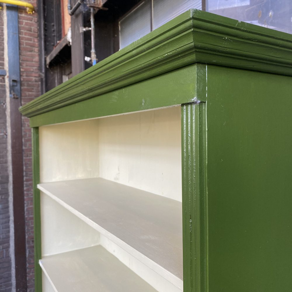 Groene houten boekenkast