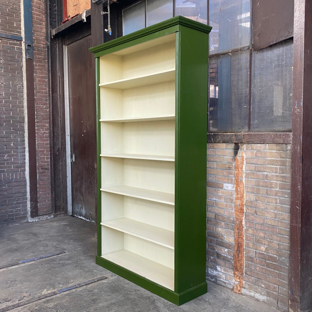 Groene houten boekenkast