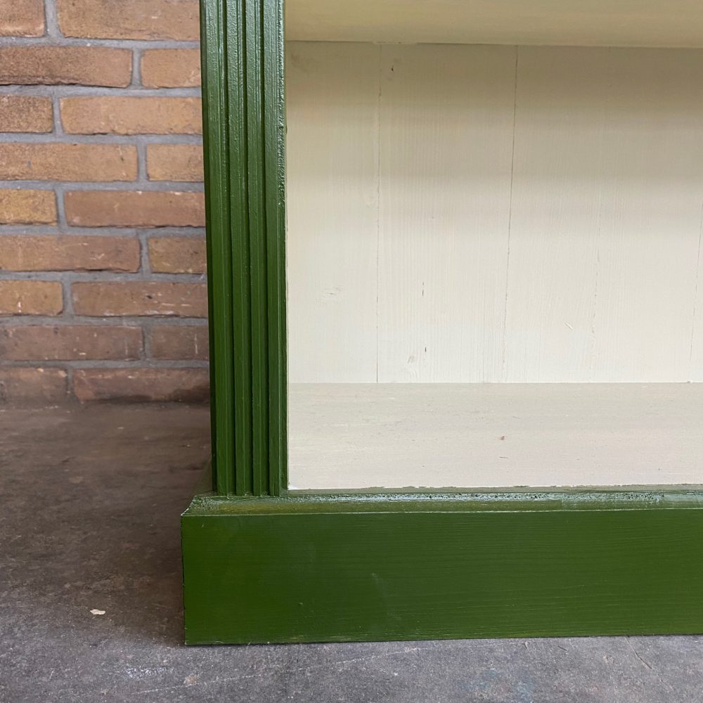 Groene houten boekenkast