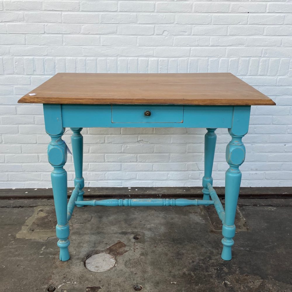 Blauwe eettafel