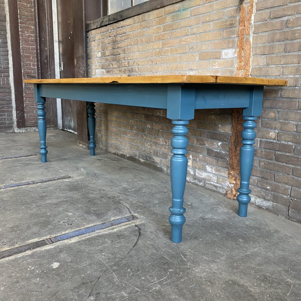 Blauwe eettafel