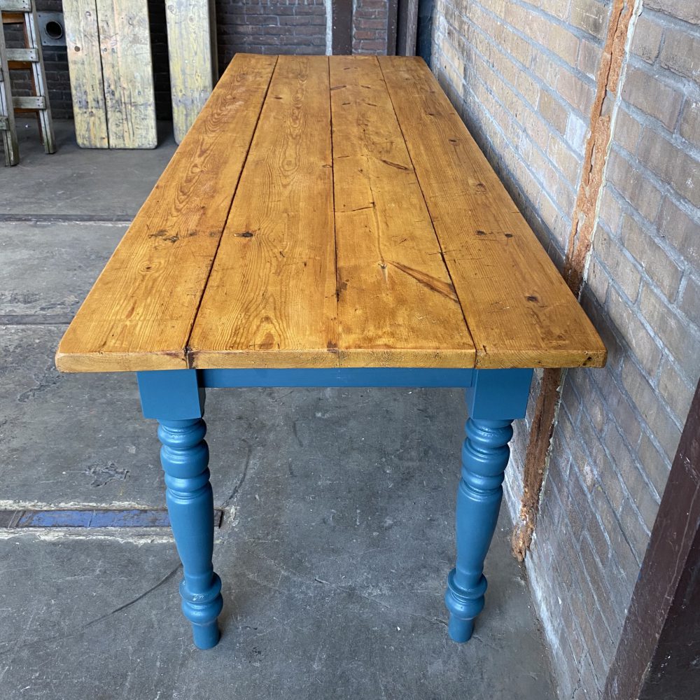 Blauwe eettafel