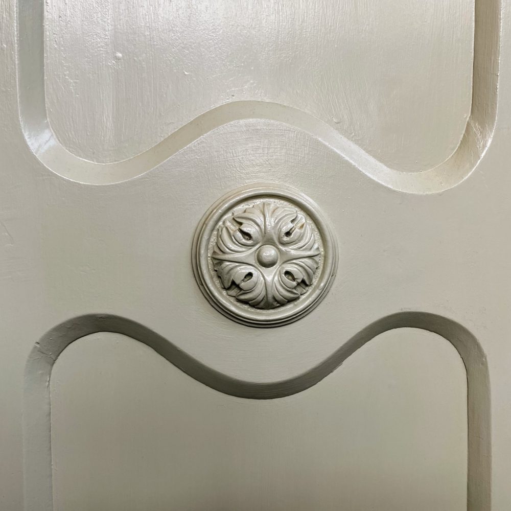 Witte linnenkast