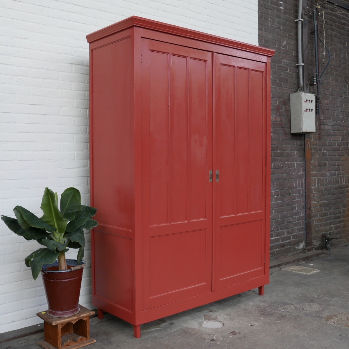 Slechte factor Millimeter plek Rode houten kledingkast » Van Dijk & Ko