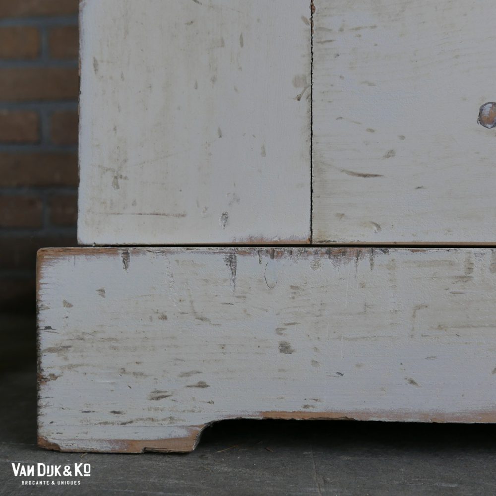 Brocante witte vitrinekast