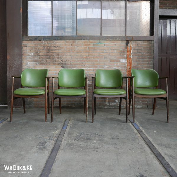 Groene leren stoelen