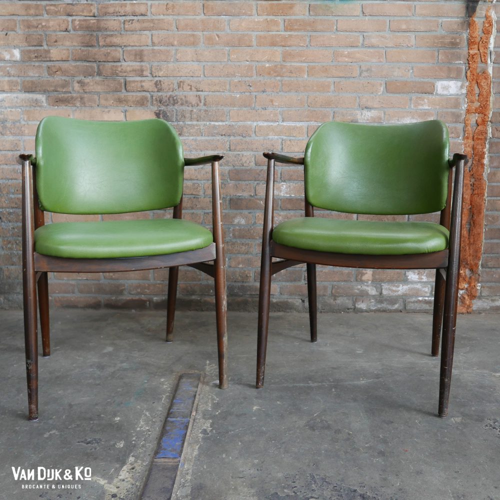 Groene leren stoelen