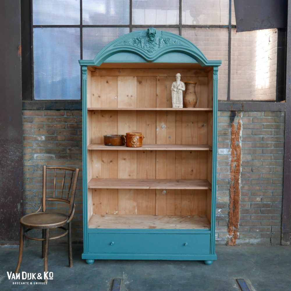 groenblauwe boekenkast