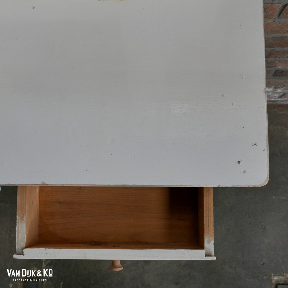 Witte houten kaptafel met spiegel